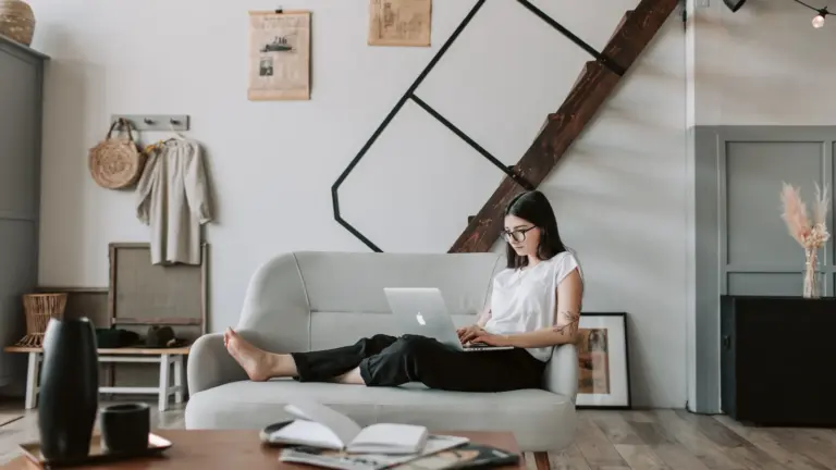 Frau schreibt Newsletter am Laptop im Homeoffice