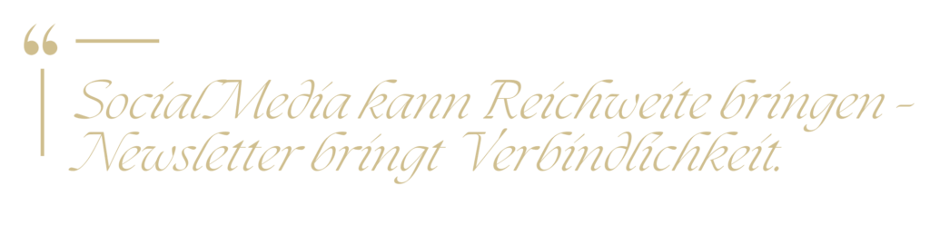 Zitat in goldener Schrift: Social Media kann Reichweite bringen - Newsletter bringt Verbindlichkeit.