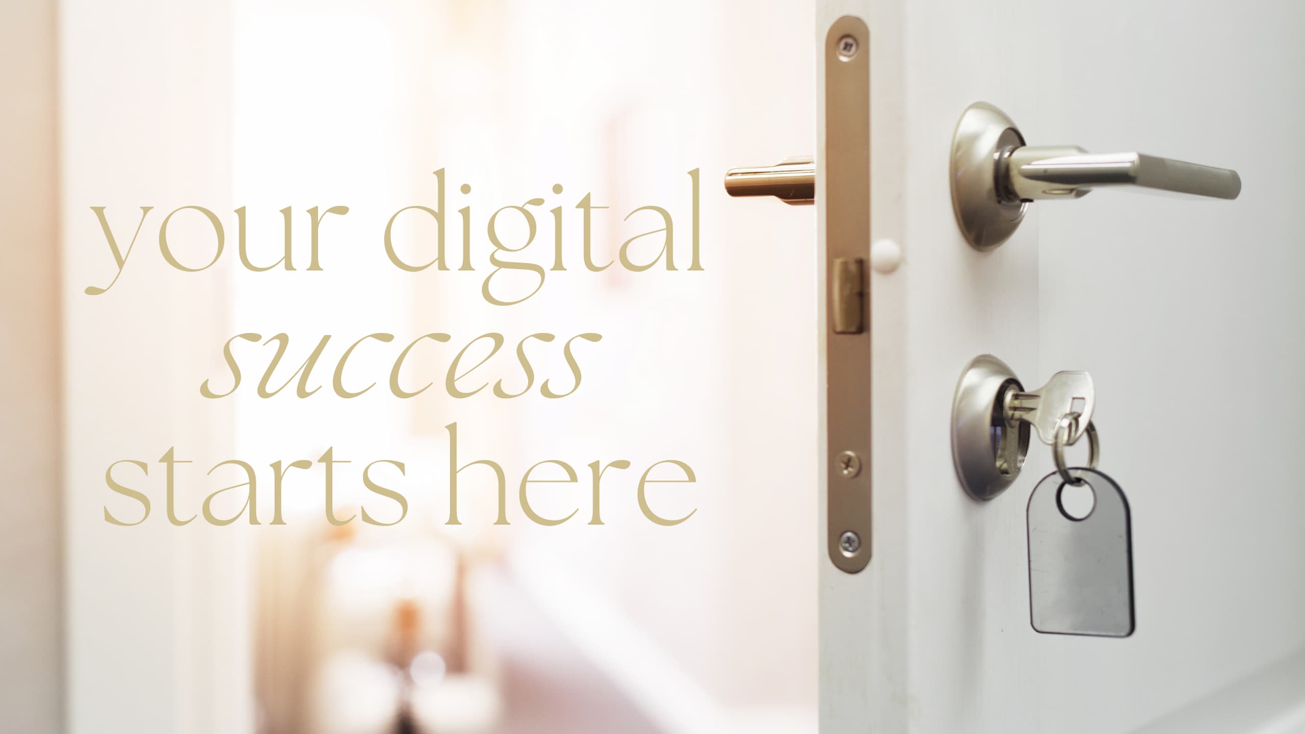 Geöffnete Tür mit Schlüssel im Schloss und Text your digital success starts here – Symbol für Digitalisierung und digitale Sichtbarkeit für kleine Unternehmen und Selbständige.