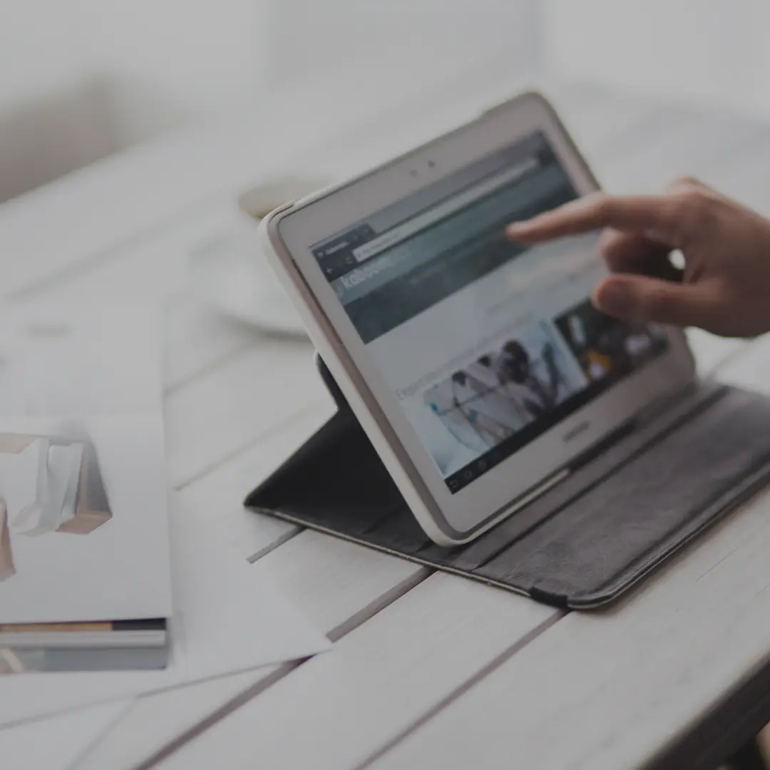 Person arbeitet am Tablet und nutzt digitale Anwendungen – Digitalisierung für kleine Unternehmen und digitale Sichtbarkeit steigern.