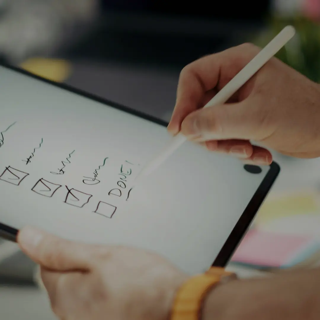 Digitale Checkliste auf Tablet mit Haken bei DONE – effiziente Digitalisierung, einfache Tools und digitaler Erfolg im Business.